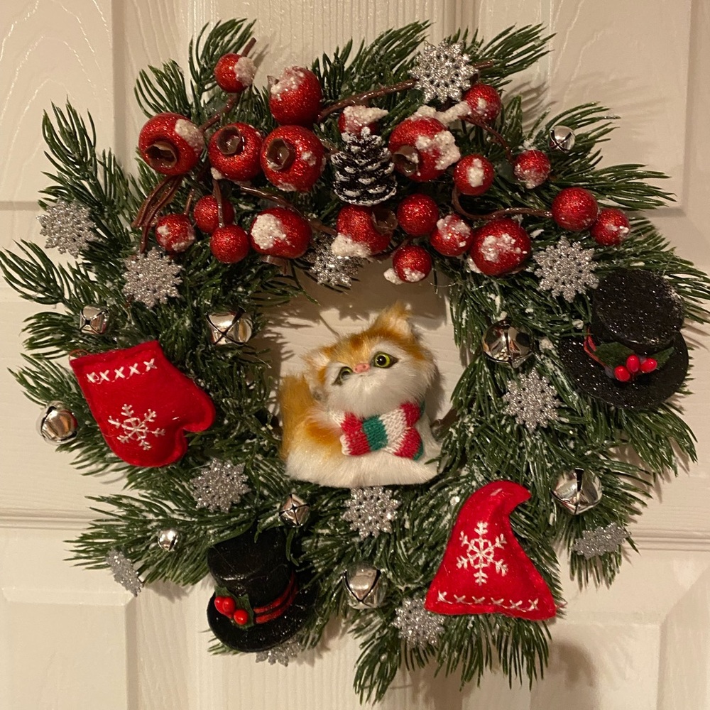 Tan & White Christmas Cat Wreath